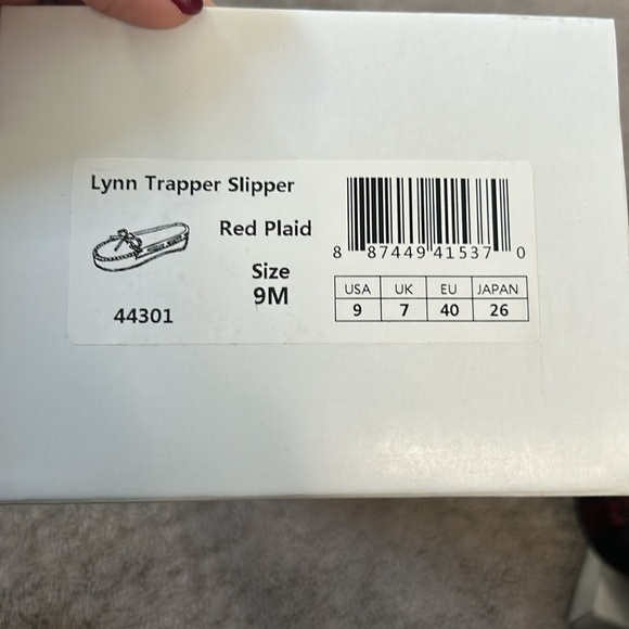 NWT 🆕 MINNETONKAKA Lynn Trapper Slipper 🥿 red plaid ❤️❄️ size 9M 🎄BRAND NEW - Picture 2 of 6